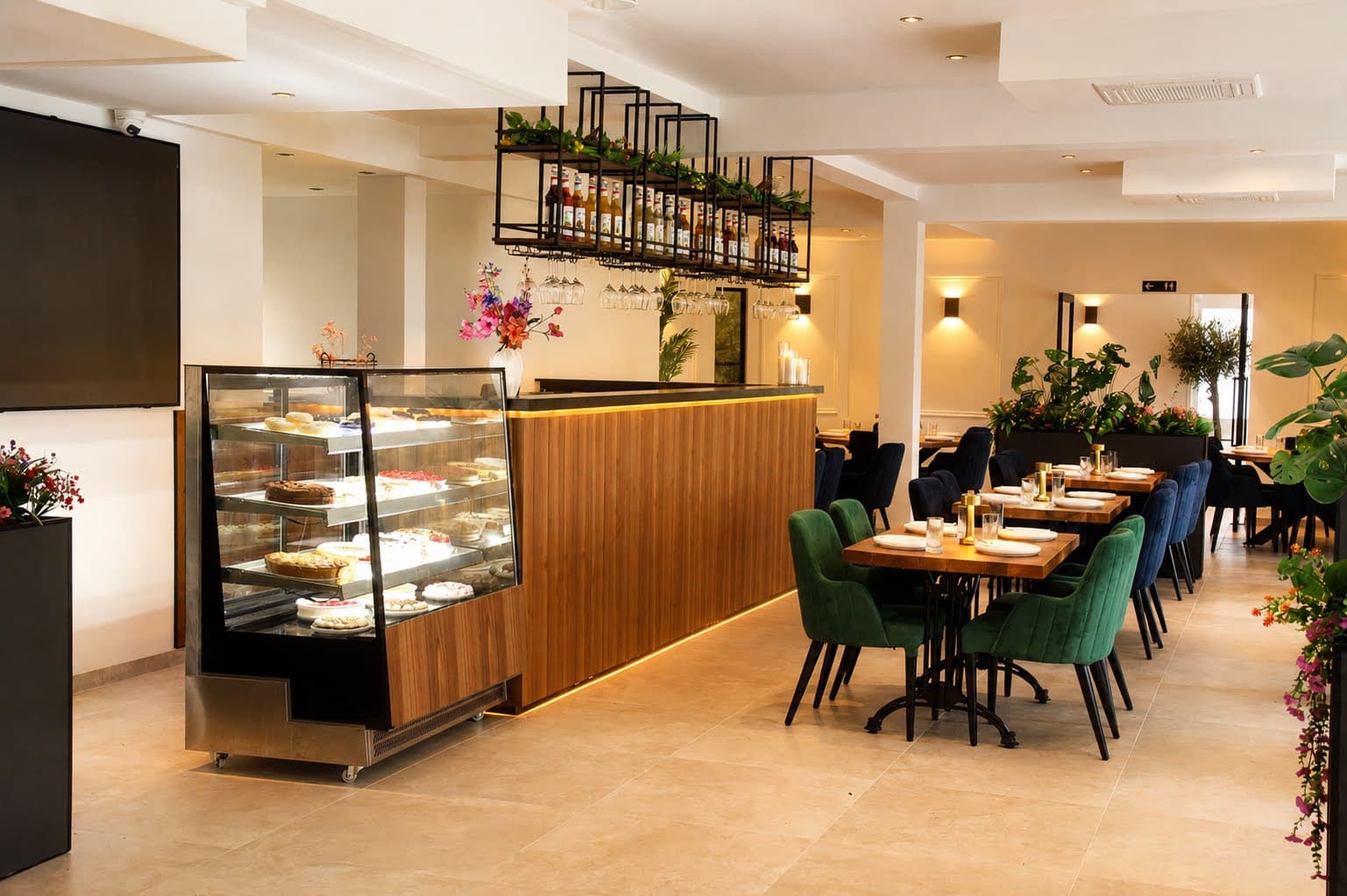Interieur van lunchroom Mi Casa in Zoetermeer met groene stoelen en houten tafels